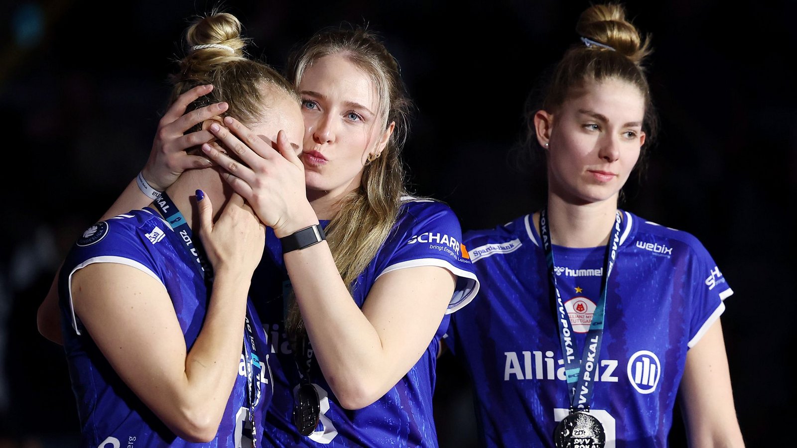 Traurige Verliererinnen von Allianz MTV Stuttgart nach der Siegerehrung (v. li): Antonia Stautz, Eleanor Holthaus, Pia Kästner.Foto: Baumann/Julia Rahn