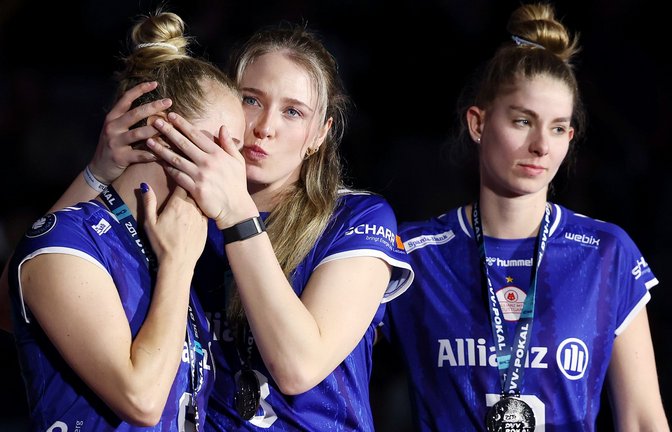 Traurige Verliererinnen von Allianz MTV Stuttgart nach der Siegerehrung (v. li): Antonia Stautz, Eleanor Holthaus, Pia Kästner.<span class='image-autor'>Foto: Baumann/Julia Rahn</span>
