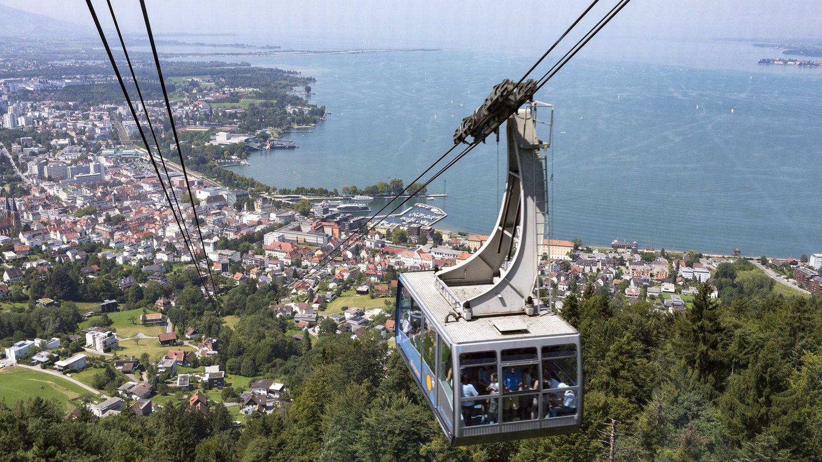 Pfänderbahn mit Blick auf Bregenz und den Bodensee.Foto: imago images / CHROMORANGE Pfänderbahn mit Blick auf Bregenz und den Bodensee.Foto: imago images / CHROMORANGE