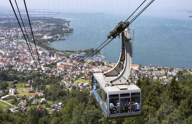 Pfänderbahn mit Blick auf Bregenz und den Bodensee.<span class='image-autor'>Foto: imago images / CHROMORANGE</span>