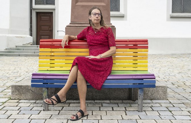 Michaela auf der Regenbogenbank vor der katholischen St. Peter-Kirche in Bad Waldsee.<span class='image-autor'>Foto: © sichtlichmensch/Andy Reiner</span>
