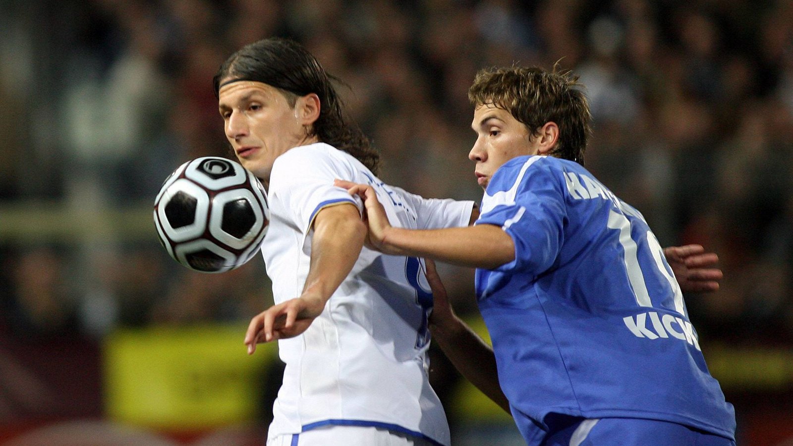 Am 25. Oktober 2006 duellierten  sich in der zweiten DFB-Pokal-Runde Herthas  Marko „Panther“  Pantelic (li.) und Kickers-Spieler Manuel Hartmann. Das Spiel wurde in der 86. Minute beim Stand von 0:2 wegen eines Becherwurfs auf den Linienrichter  von Schiedsrichter  Michael Weiner abgebrochen.Foto: imago/Sportfoto Rudel/imago sportfotodienst