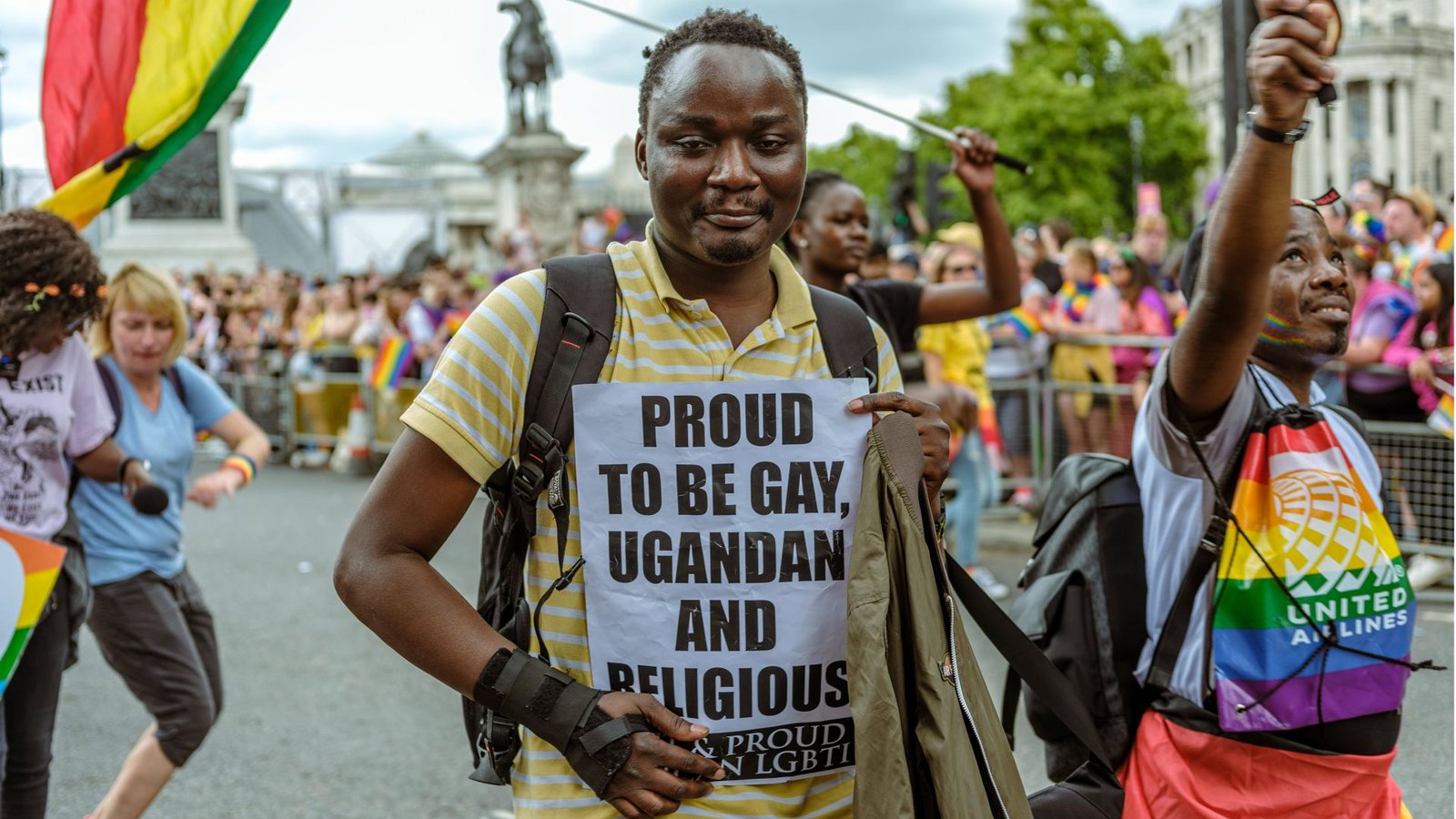 Auf einer Demonstration für die LGBTQIA+-Gemeinschaft 2022  in London trägt ein Teilnehmer ein Plakat mit der Aufschrift: „Stolz schwul, Ugander und religiös zu sein“.Foto: IMAGO/aal.photo