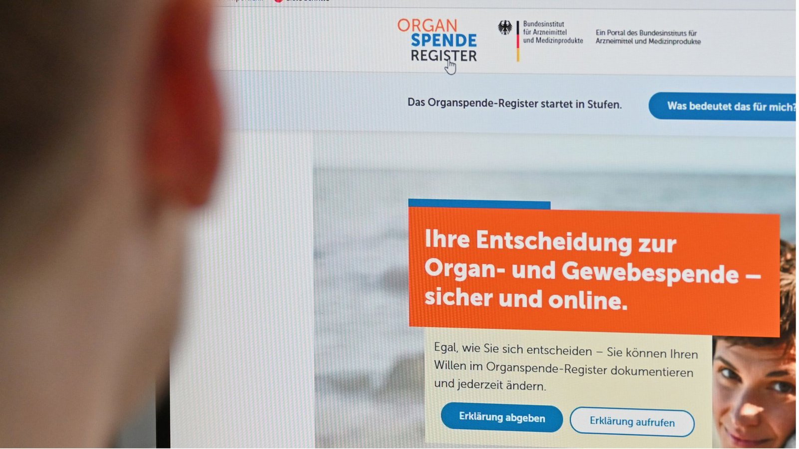 Eine Person sitzt vor einem Bildschirm, auf dem das Online-Registrierungsportal für Organspenden zu sehen ist. Laut einer Umfrage stehen viele Menschen einer Spende positiv gegenüber (Symbolfoto).Foto: dpa/Anna Ross Eine Person sitzt vor einem Bildschirm, auf dem das Online-Registrierungsportal für Organspenden zu sehen ist. Laut einer Umfrage stehen viele Menschen einer Spende positiv gegenüber (Symbolfoto).Foto: dpa/Anna Ross
