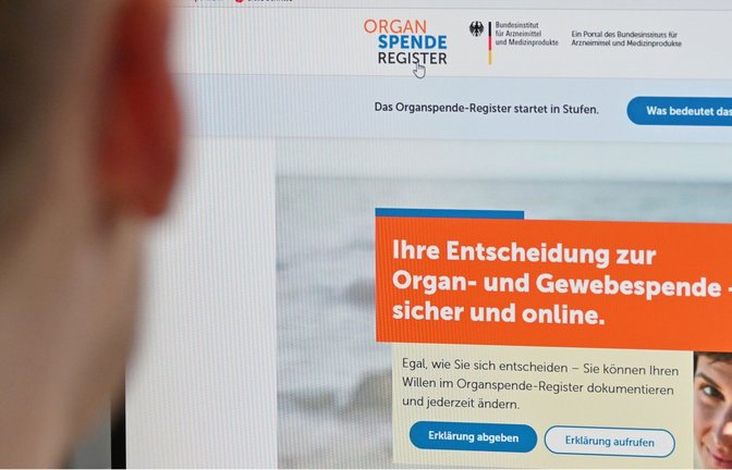 Eine Person sitzt vor einem Bildschirm, auf dem das Online-Registrierungsportal für Organspenden zu sehen ist. Laut einer Umfrage stehen viele Menschen einer Spende positiv gegenüber (Symbolfoto).<span class='image-autor'>Foto: dpa/Anna Ross</span>