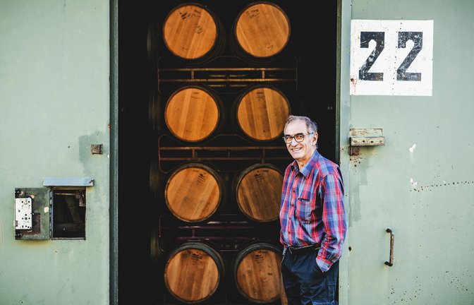 Hans-Gerhard Fink öffnet eine seiner Schatzkammern. Fast 6000 mit Whisky gefüllte Holzfässer lagern in den ehemaligen Bunkern.
Foto: Andreas Reiner


Hans-Gerhard Fink  öffnet eine seiner Schatzkammern: Fast 6000 mit Whisky gefüllte Holzfässer lagern in den ehemaligen Bunkern.<span class='image-autor'>Foto: Andreas Reiner</span>