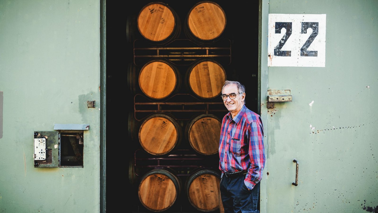 Hans-Gerhard Fink öffnet eine seiner Schatzkammern. Fast 6000 mit Whisky gefüllte Holzfässer lagern in den ehemaligen Bunkern.
Foto: Andreas Reiner


Hans-Gerhard Fink  öffnet eine seiner Schatzkammern: Fast 6000 mit Whisky gefüllte Holzfässer lagern in den ehemaligen Bunkern.Foto: Andreas Reiner