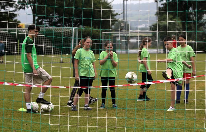 Trifft er oder trifft er nicht? Torschüsse sind ein wichtiger Bestandteil der Aktion, auch wenn es an vielen anderen Stationen ganz bewusst Angebote für Nichtfußballer gibt. <span class='image-autor'>Fotos: Küppers</span>