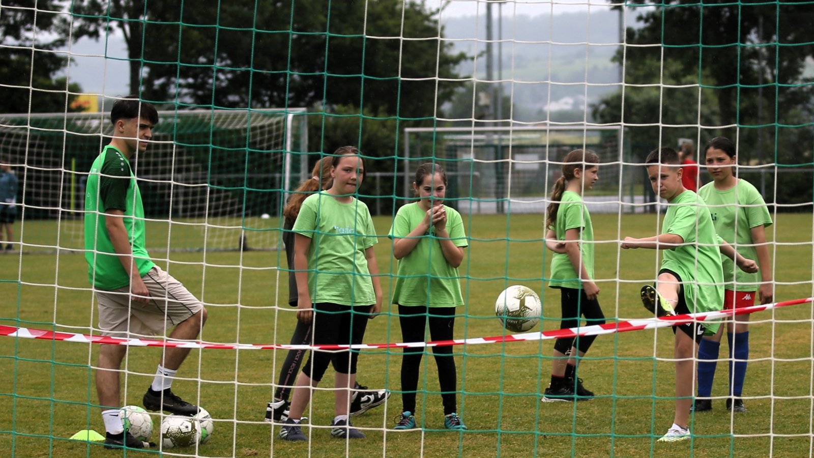 Trifft er oder trifft er nicht? Torschüsse sind ein wichtiger Bestandteil der Aktion, auch wenn es an vielen anderen Stationen ganz bewusst Angebote für Nichtfußballer gibt. Fotos: Küppers Trifft er oder trifft er nicht? Torschüsse sind ein wichtiger Bestandteil der Aktion, auch wenn es an vielen anderen Stationen ganz bewusst Angebote für Nichtfußballer gibt. Fotos: Küppers