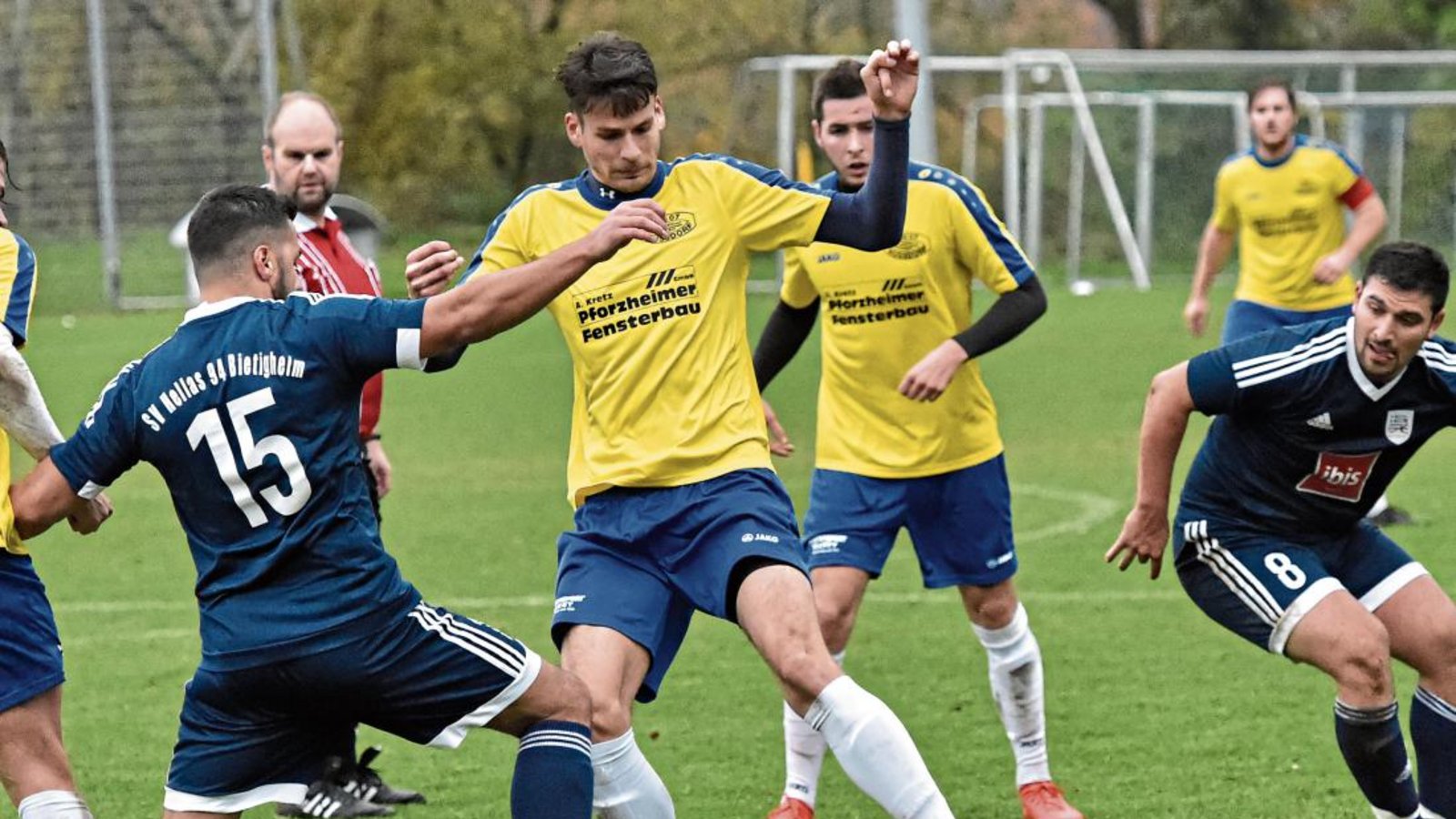 Timo Bopp (am Ball) hat am Mittwoch den Treffer zum 2:2-Ausgleich gegen Häfnerhaslach erzielt. Am Sonntag gastiert Riet in Nussdorf. Foto: Leitner Timo Bopp (am Ball) hat am Mittwoch den Treffer zum 2:2-Ausgleich gegen Häfnerhaslach erzielt. Am Sonntag gastiert Riet in Nussdorf. Foto: Leitner
