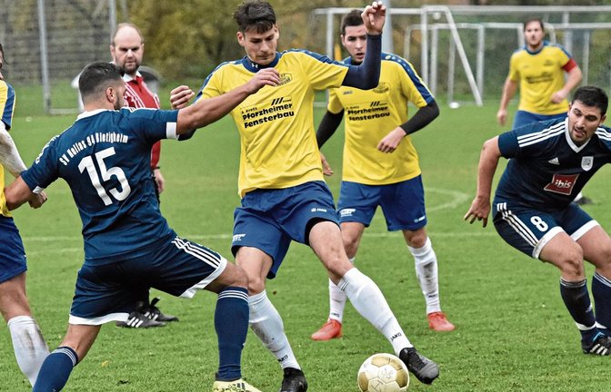 Timo Bopp (am Ball) hat am Mittwoch den Treffer zum 2:2-Ausgleich gegen Häfnerhaslach erzielt. Am Sonntag gastiert Riet in Nussdorf. Foto: Leitner