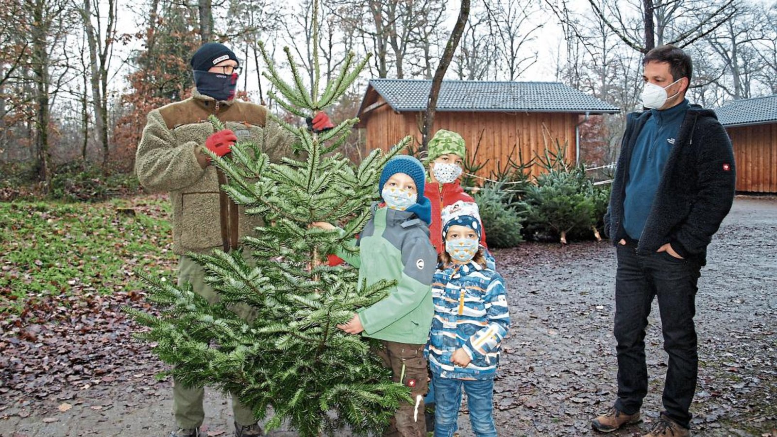 „Unser Baum ist der schönste“, sind sich Paul, Klara und Felix einig. Papa Björn Sämann (rechts) stimmt der Wahl zu. Foto: Filitz „Unser Baum ist der schönste“, sind sich Paul, Klara und Felix einig. Papa Björn Sämann (rechts) stimmt der Wahl zu. Foto: Filitz