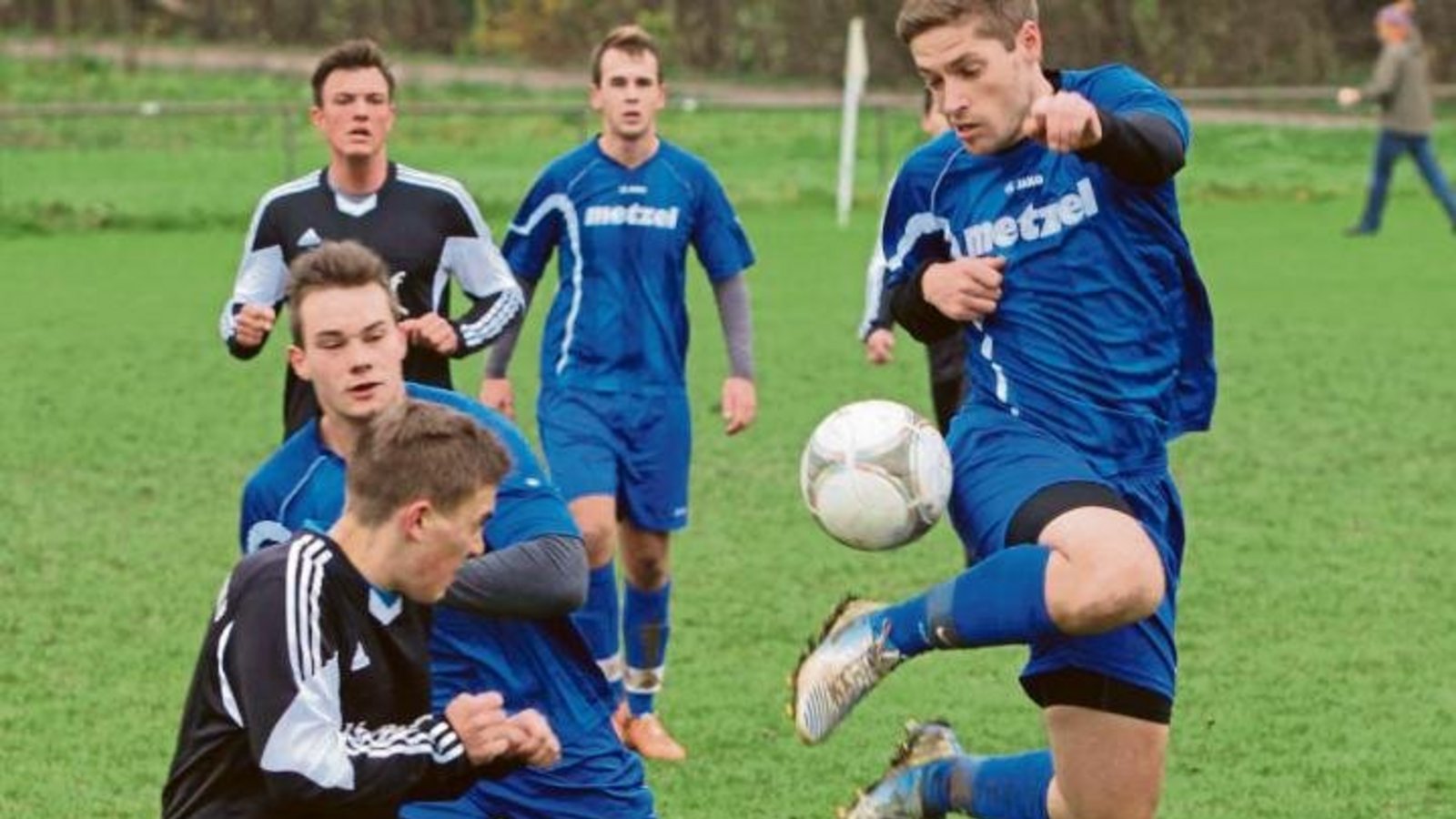 Aller Einsatz hilft nichts: Trotz spektakulärer Ballmitnahmen wie hier von Michael Späth (rechts) vom TSV Nussdorf II unterliegt die Hopf-Elf in Unterriexingen mit 0:1. Foto: Nachreiner Aller Einsatz hilft nichts: Trotz spektakulärer Ballmitnahmen wie hier von Michael Späth (rechts) vom TSV Nussdorf II unterliegt die Hopf-Elf in Unterriexingen mit 0:1. Foto: Nachreiner