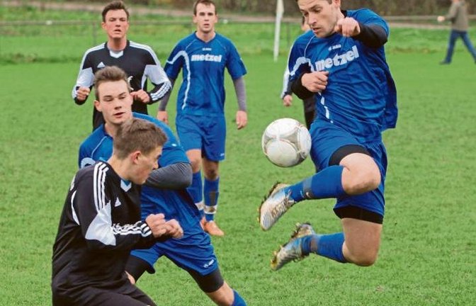 Aller Einsatz hilft nichts: Trotz spektakulärer Ballmitnahmen wie hier von Michael Späth (rechts) vom TSV Nussdorf II unterliegt die Hopf-Elf in Unterriexingen mit 0:1. Foto: Nachreiner