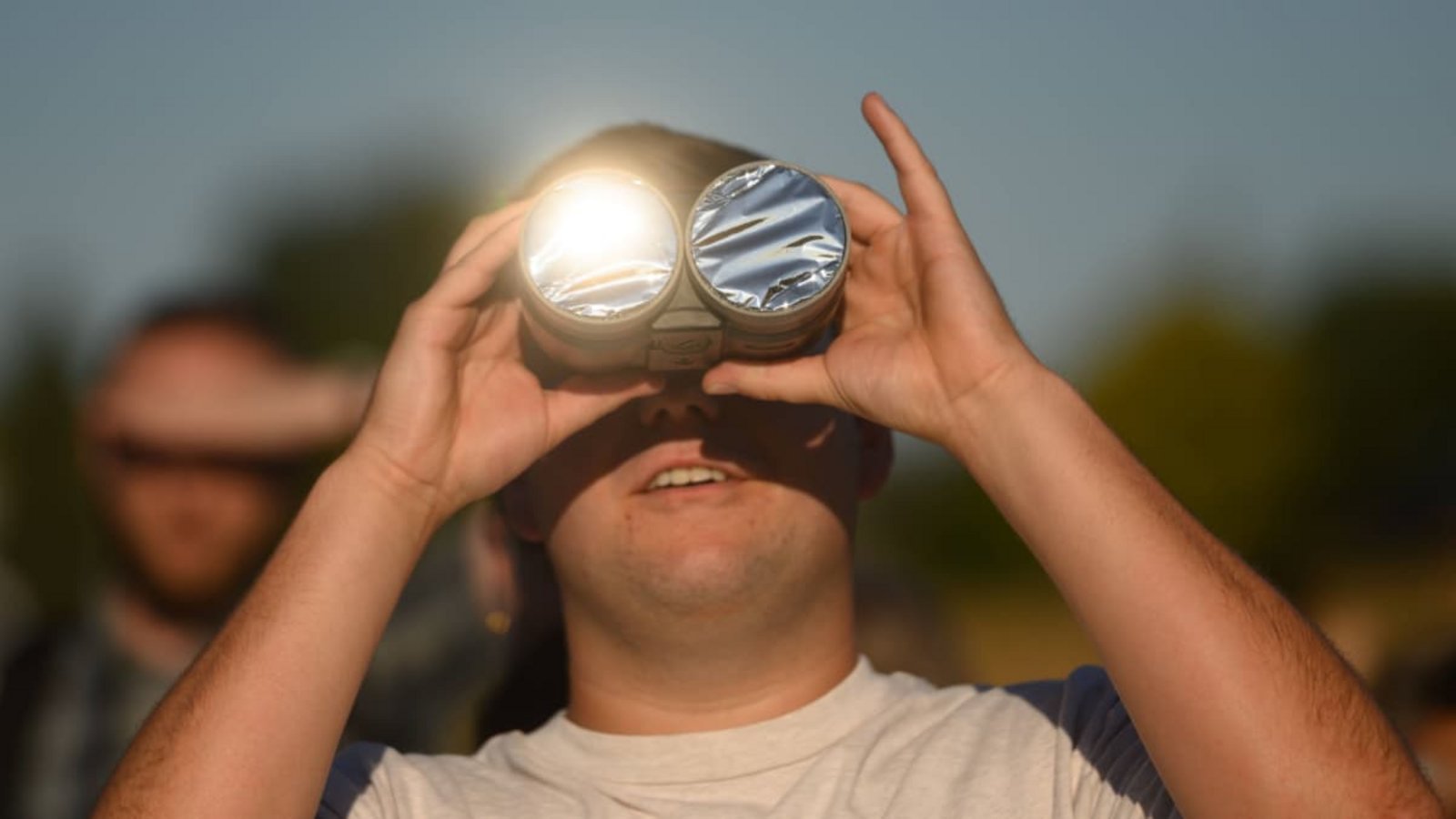 Ohne spezielle Schutzfolie darf man auf keinen Fall durch ein Fernglas in die Sonne schauen – auch nicht in der Dämmerung.<span class='image-autor'>IMAGO/Markus van Offern (mvo)</span>
