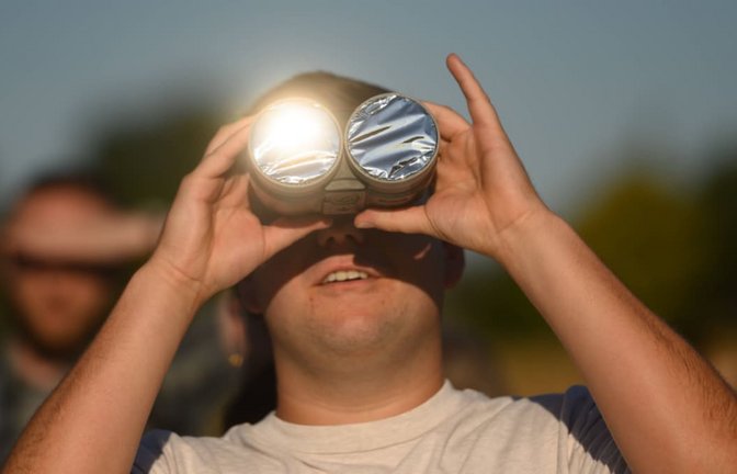 Ohne spezielle Schutzfolie darf man auf keinen Fall durch ein Fernglas in die Sonne schauen – auch nicht in der Dämmerung.<span class='image-autor'>IMAGO/Markus van Offern (mvo)</span>