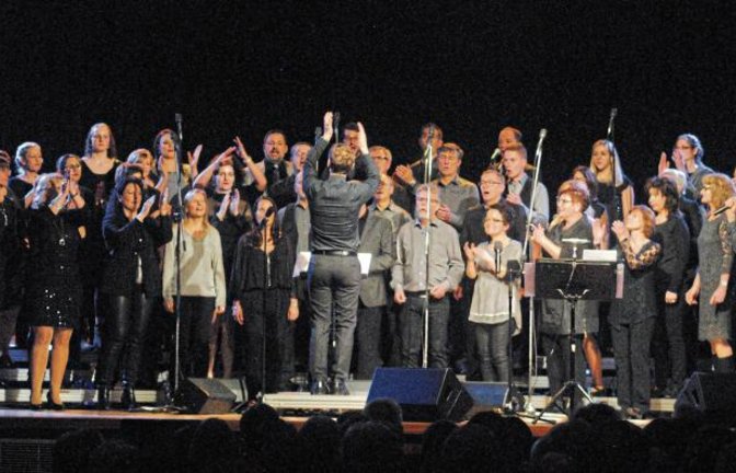 Beeindruckend: der stimmgewaltige Gospelchor Lingenfeld beim Konzert in der Stromberghalle von Illingen.  Foto: Stahlfeld