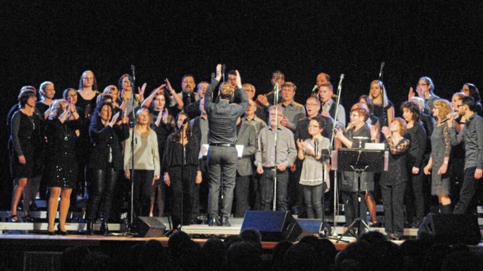 Beeindruckend: der stimmgewaltige Gospelchor Lingenfeld beim Konzert in der Stromberghalle von Illingen.  Foto: Stahlfeld