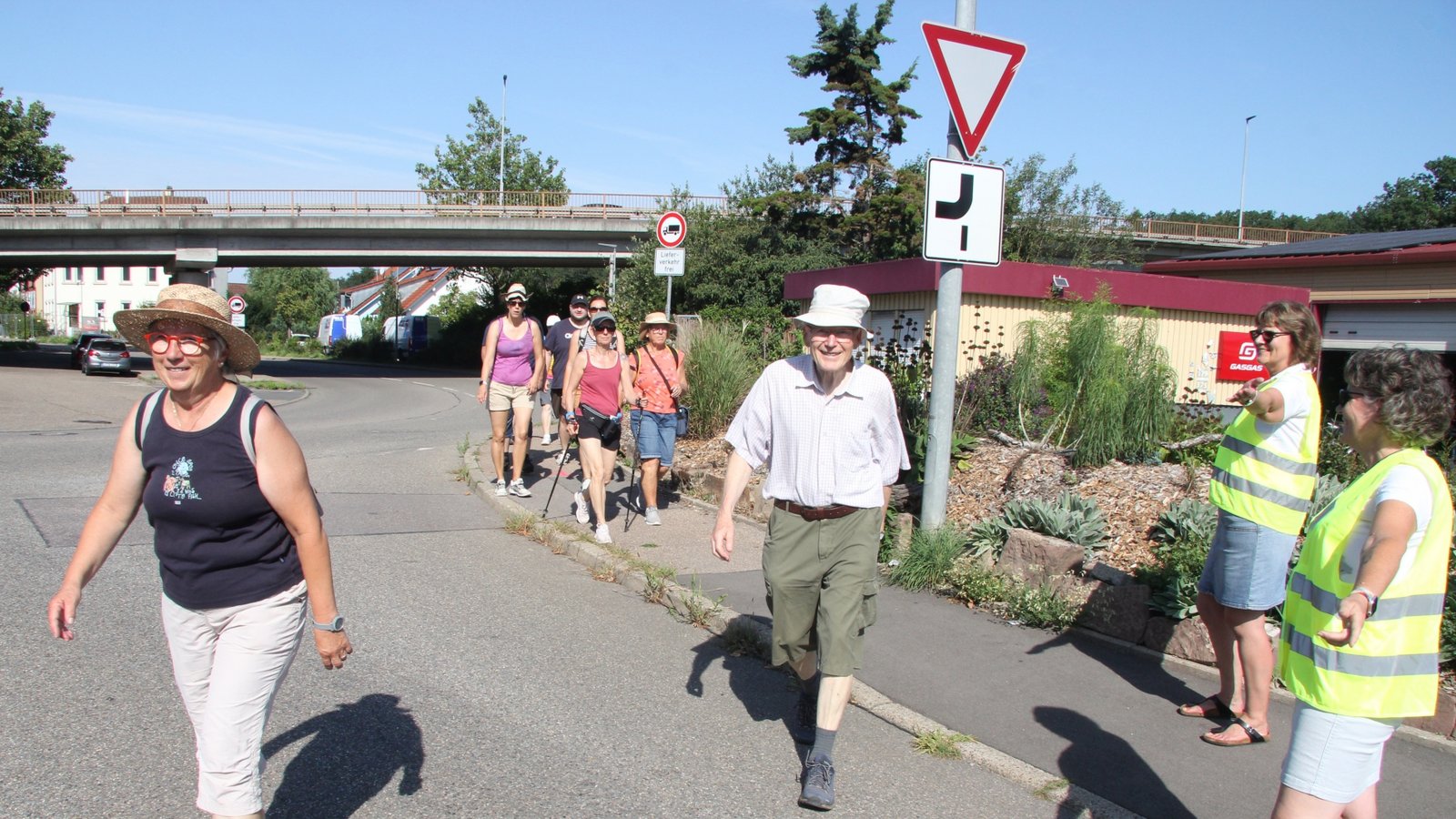 Freundliche Helferinnen der VKZ assistieren beim Überqueren der Fahrbahn.