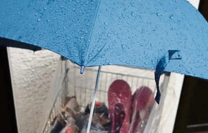 Noch braucht die warme Fußbekleidung Regenschutz. Bald brauchen die Füße wohl die warmen Socken, als Schutz vor der nahenden Schneekälte. Foto: Rücker