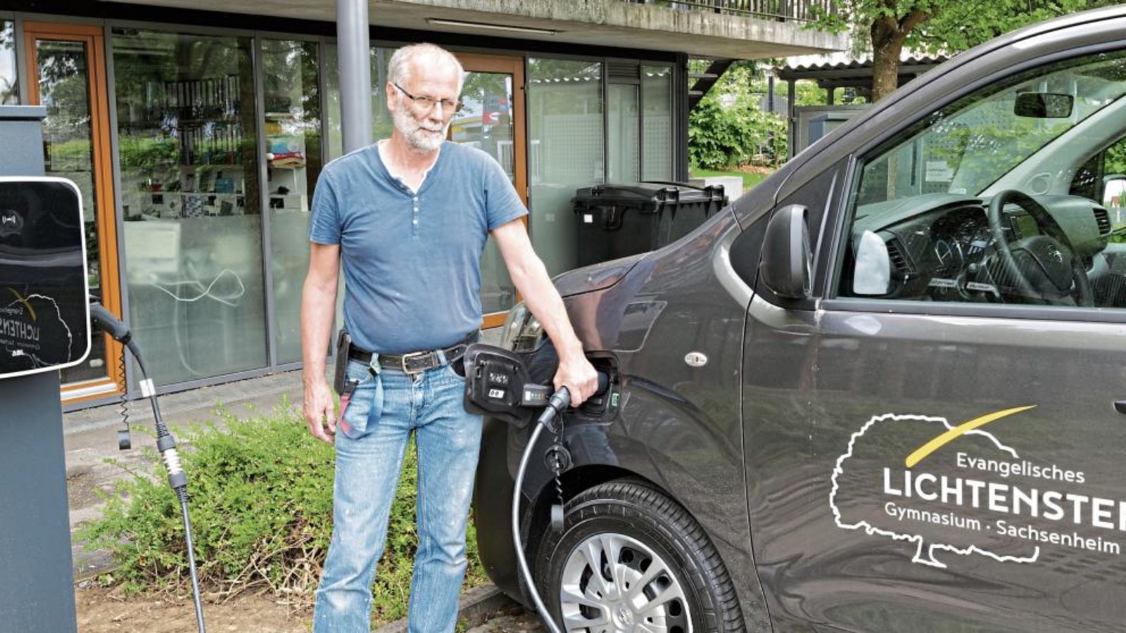 Hausmeister Karl-Heinz Schneider lädt im Sommer den LGS-E-Bus an einem der vier öffentlichen Ladepunkte am Evangelischen Lichtenstern-Gymnasium Sachsenheim. Foto: p