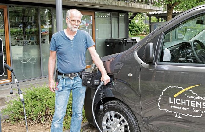 Hausmeister Karl-Heinz Schneider lädt im Sommer den LGS-E-Bus an einem der vier öffentlichen Ladepunkte am Evangelischen Lichtenstern-Gymnasium Sachsenheim. Foto: p