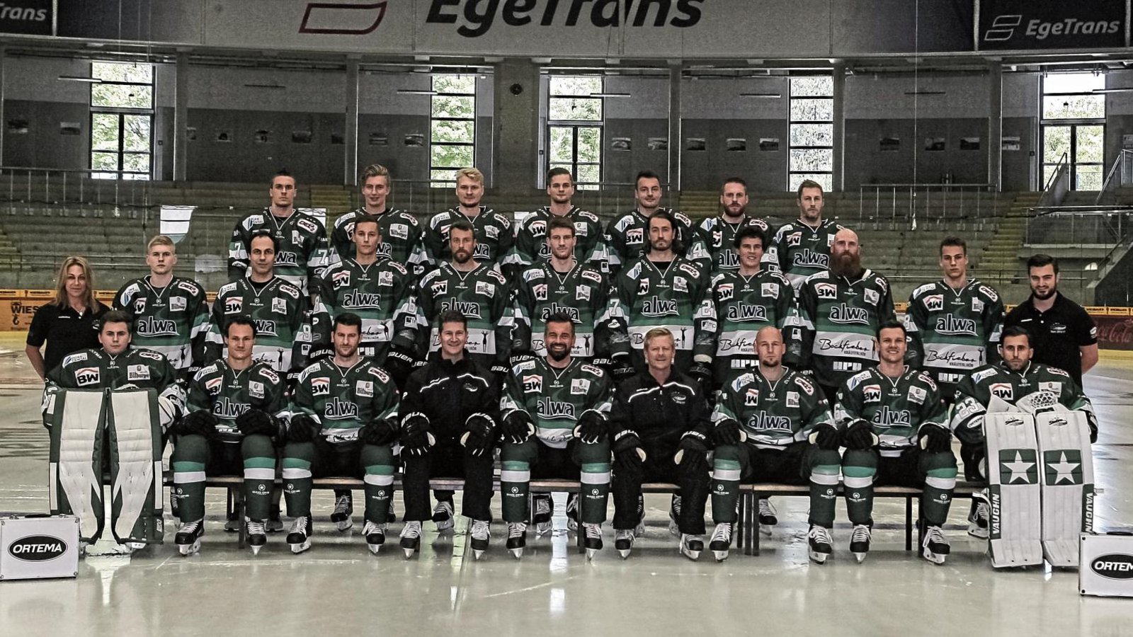 Der Kader der Steelers für die Deutsche Eishockey Liga (DEL) 2 in der Saison 2017/2018: (hintere Reihe von links) Max Lukes, Kodi Schwarz, Benjamin Hüfner, Benjamin Zientek, Norman Hauner, Tyler McNeely, Rob Brown, (mittlere Reihe von links) Fitnesstrainerin Robin Niderost, Alexander Preibisch, Frederik Cabana, Fabian Dolezel, Andrew McPherson, Max Prommersberger, Justin Kelly, Matt McKnight, Shawn Weller, Leon Müller, Physiotherapeut Pirmin Härle sowie (vordere Reihe von links) Ilya Sharipov, Rene Schoofs, Dominic Auger, Marc St.Jean (Co-Trainer und Sportdirektor), Adam Borzecki, Kevin Gaudet (Trainer), Marcus Sommerfeld, Bastian Steingroß und Sinisa Martinovic. Foto: Simecek