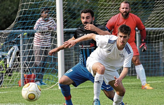 Tim Scheuermann (vorne) kämpft mit Cengiz Kara um den Ball. Später wird das Spiel bei Illinger 0:2-Rückstand abgebrochen. Foto: Küppers