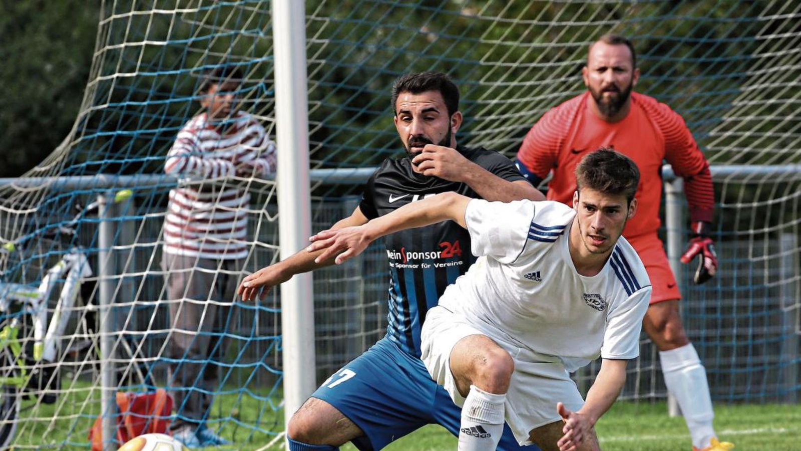 Tim Scheuermann (vorne) kämpft mit Cengiz Kara um den Ball. Später wird das Spiel bei Illinger 0:2-Rückstand abgebrochen. Foto: Küppers Tim Scheuermann (vorne) kämpft mit Cengiz Kara um den Ball. Später wird das Spiel bei Illinger 0:2-Rückstand abgebrochen. Foto: Küppers