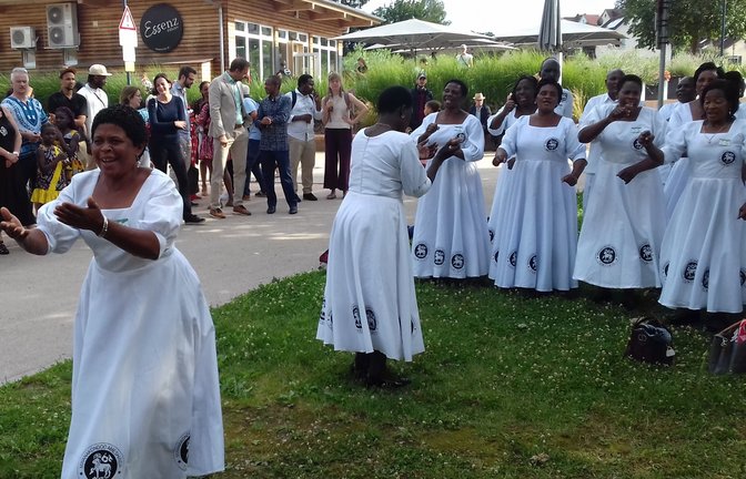 Die 20 Chorsängerinnen und -sänger der Moravian Church South West Tansania begeistern.