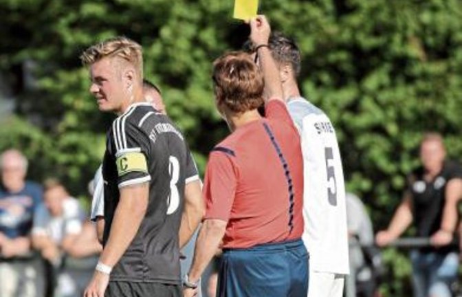 Das Thema Schiedsrichter – vor allem deren Nichterscheinen, obwohl sie eingeteilt sind – stand beim Staffeltag der Kreisliga A 3 auf der Tagesordnung.  Foto: Archiv/Küppers
