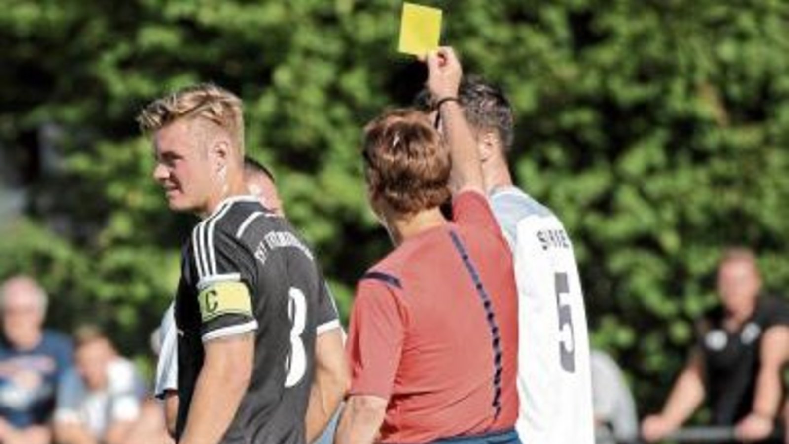 Das Thema Schiedsrichter – vor allem deren Nichterscheinen, obwohl sie eingeteilt sind – stand beim Staffeltag der Kreisliga A 3 auf der Tagesordnung.  Foto: Archiv/Küppers