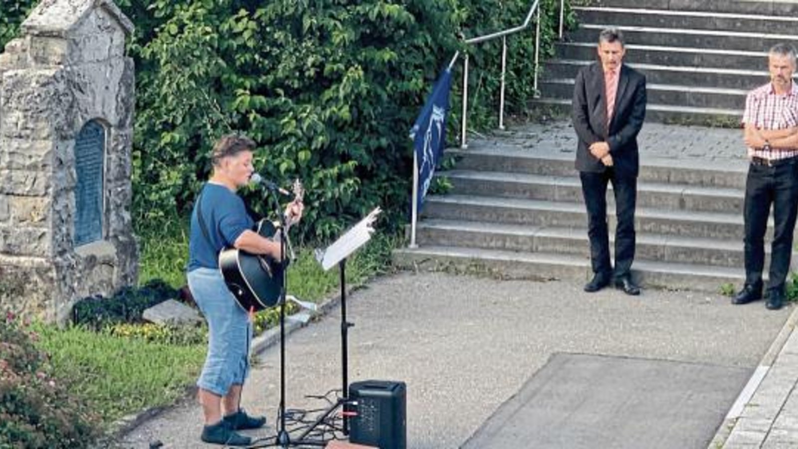 Erhard Korn (Vorsitzender der Rosa-Luxemburg-Stiftung Baden-Württemberg), Wolfram Scheffbuch (DFG-VK) und der Benninger Bürgermeister Klaus Warthon (von rechts) lauschen bei der Gedenkveranstaltung dem Gitarrenspiel von Sarah Neumann. Foto: p Erhard Korn (Vorsitzender der Rosa-Luxemburg-Stiftung Baden-Württemberg), Wolfram Scheffbuch (DFG-VK) und der Benninger Bürgermeister Klaus Warthon (von rechts) lauschen bei der Gedenkveranstaltung dem Gitarrenspiel von Sarah Neumann. Foto: p