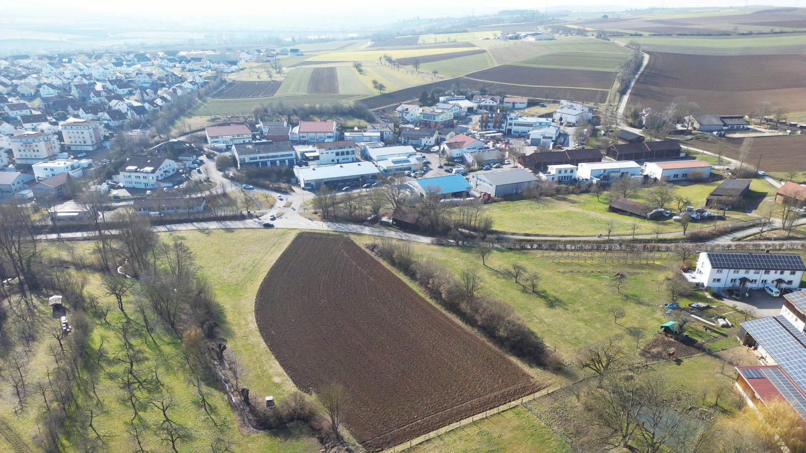 An der Straße zwischen Oberriexingen und Sersheim soll ein Lebensmittelmarkt entstehen. Die Ergebnisse einiger notwendiger Gutachten stehen noch aus. Foto: Küppers