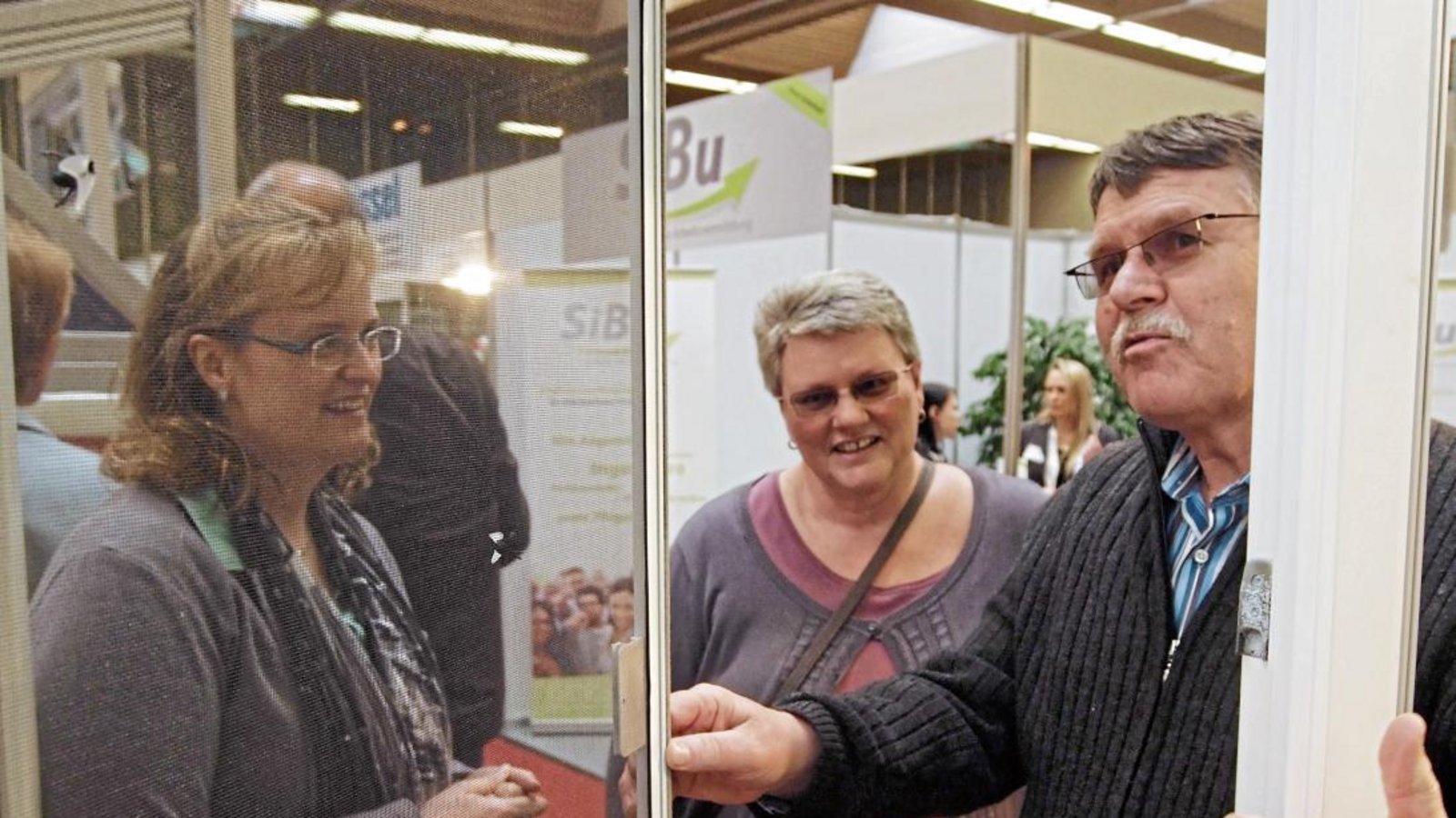 Das persönliche Gespräch, wie hier im Jahr 2016, soll auch bei der diesjährigen Messe Mühlacker im Fokus stehen – mit einem erprobten Hygienekonzept. Foto: Fotomoment Das persönliche Gespräch, wie hier im Jahr 2016, soll auch bei der diesjährigen Messe Mühlacker im Fokus stehen – mit einem erprobten Hygienekonzept. Foto: Fotomoment