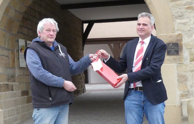 Bürgermeister Albrich verabschiedet sich von Siegfried Guggolz und dankt ihm für sein langjähriges Engagement in Sachsenheim.  <span class='image-autor'>Foto: p</span>