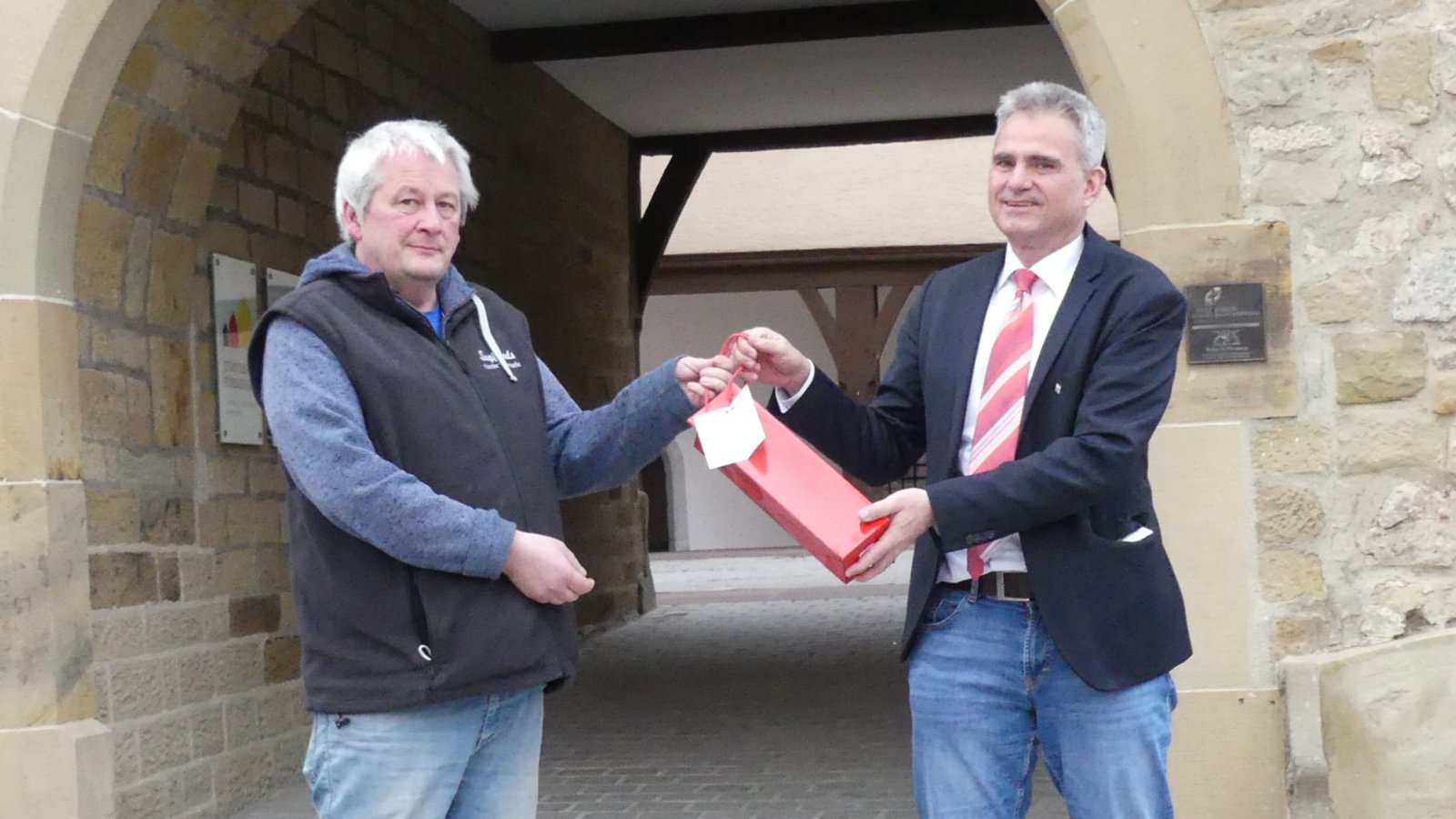 Bürgermeister Albrich verabschiedet sich von Siegfried Guggolz und dankt ihm für sein langjähriges Engagement in Sachsenheim.  Foto: p