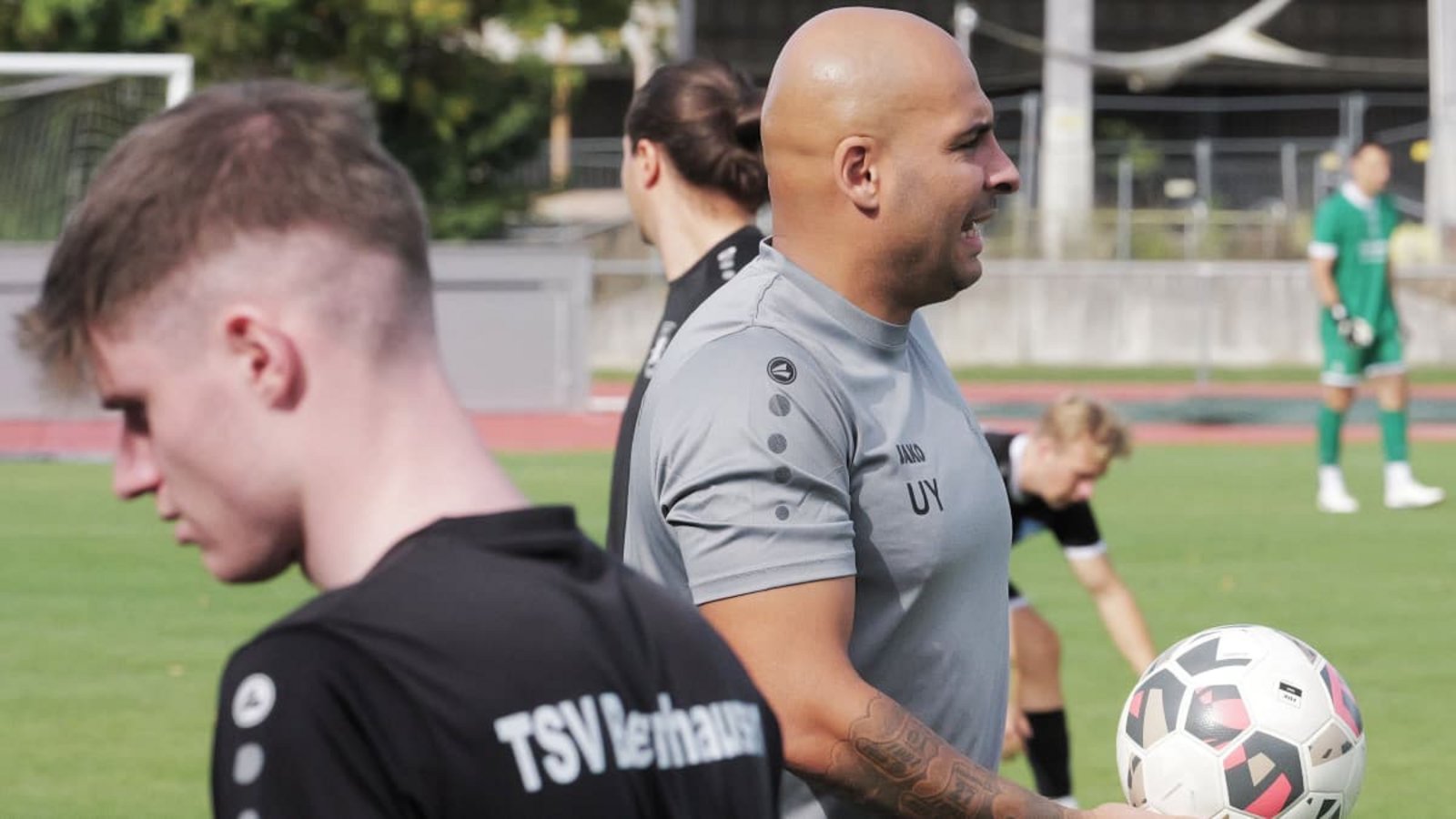 Bernhausens Trainer Ugur Yilmaz will seinen Spielern mit seinen Tipps als ehemaliger Stürmer helfen die Torflaute zu beenden.Günter E. Bergmann - Photograph