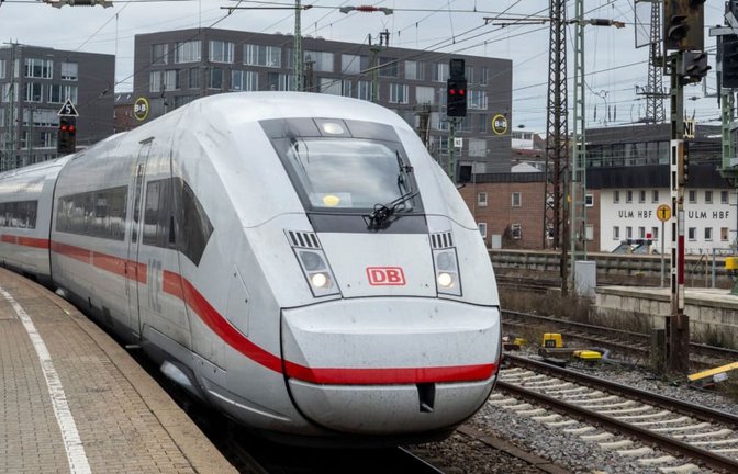 Ein ICE fährt in den Ulmer Hauptbahnhof. (Archivbild)<span class='image-autor'>dpa</span>