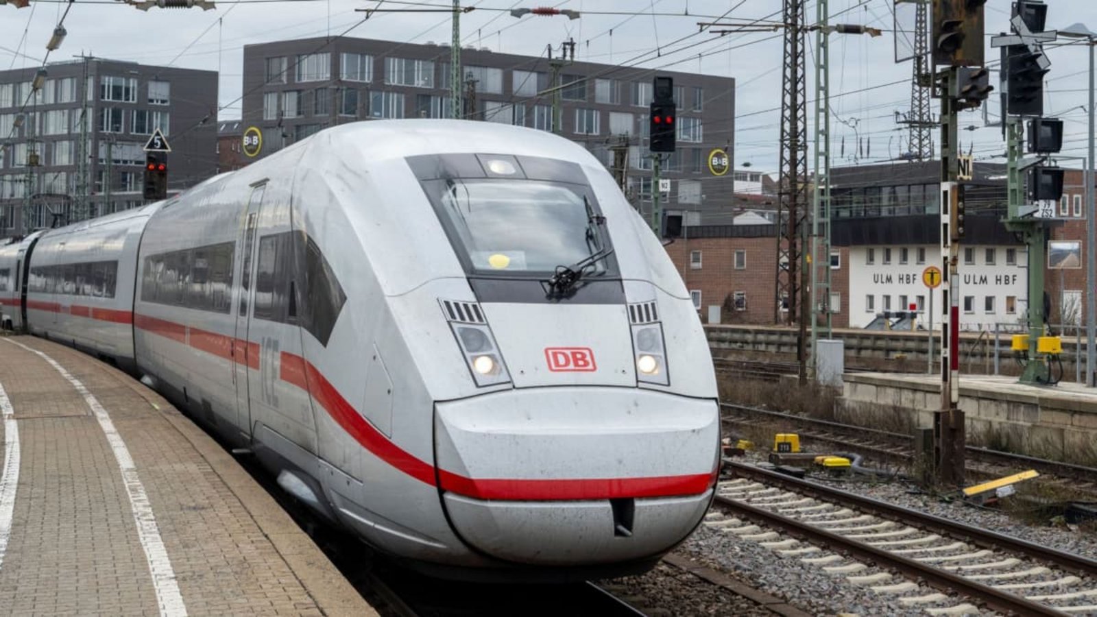 Ein ICE fährt in den Ulmer Hauptbahnhof. (Archivbild)dpa