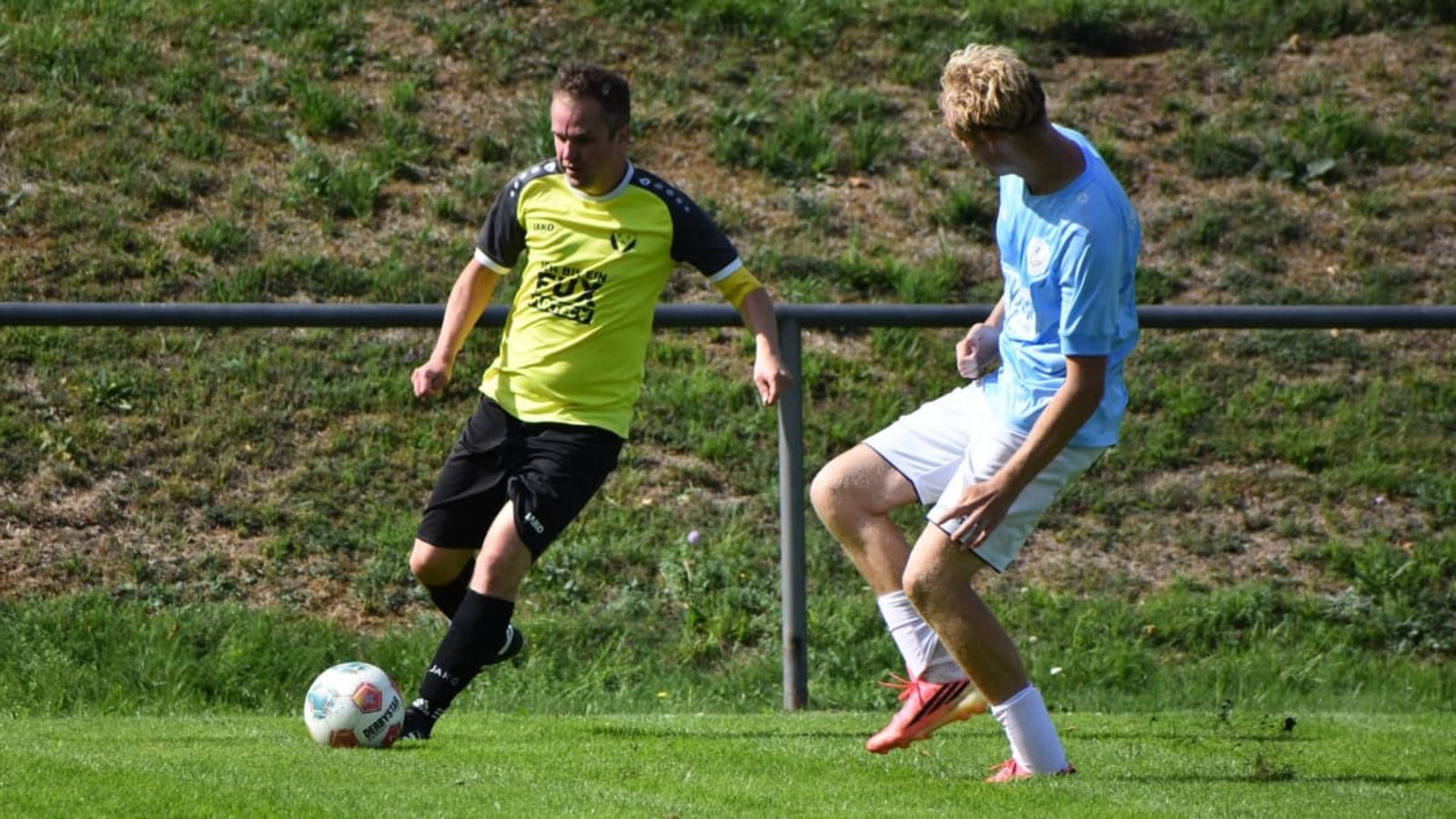 Der Auftritt gegen den TSV Waldenbuch II (in Hellblau) am 20. September war das 623. Spiel vom Marcus Kraut (li.) im gelb-schwarzen Trikot.Michael Schwartz