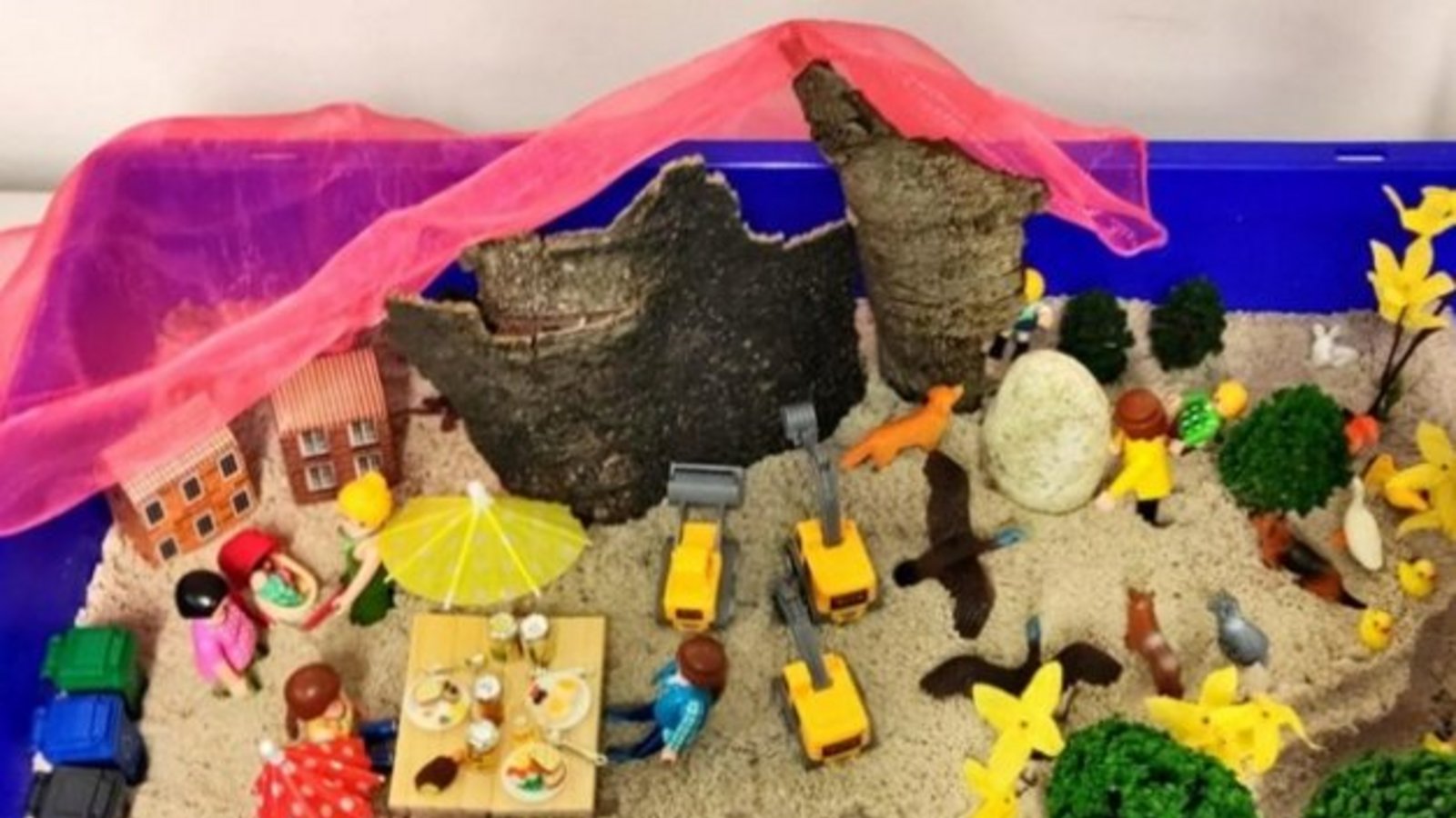 Das Gestalten mit Sand soll helfen, traumatische Erlebnisse zu verarbeiten. Foto: LL Das Gestalten mit Sand soll helfen, traumatische Erlebnisse zu verarbeiten. Foto: LL