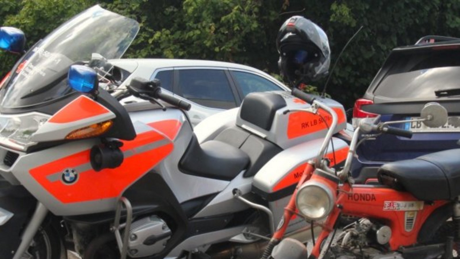 Hat das DRK seinen Fuhrpark erweitert? Eine Honda Dax neben einem Einsatzfahrzeug.
