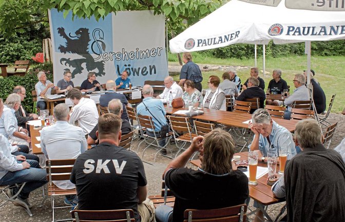 Löwenfans aus Hessen und Baden-Württemberg diskutieren in Sersheim die Lage des TSV 1860 München. Foto: Friedrich