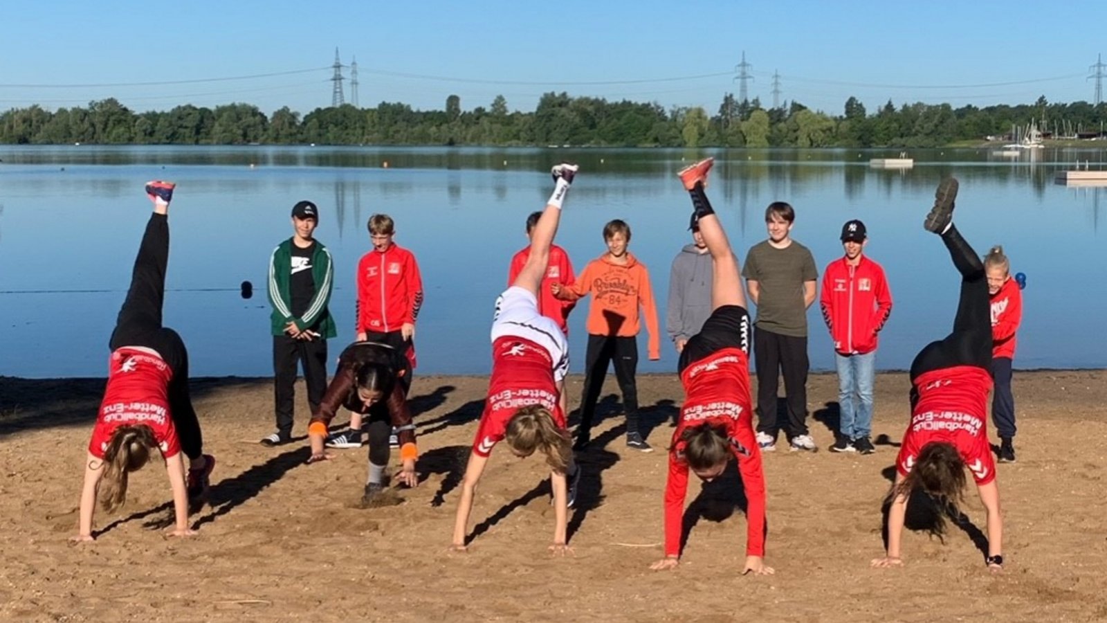 Sport am Ufer des Hardtsees ist eine Selbstverständlichkeit beim Zeltlager der Handballer.
