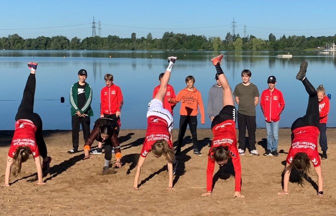 Sport am Ufer des Hardtsees ist eine Selbstverständlichkeit beim Zeltlager der Handballer.