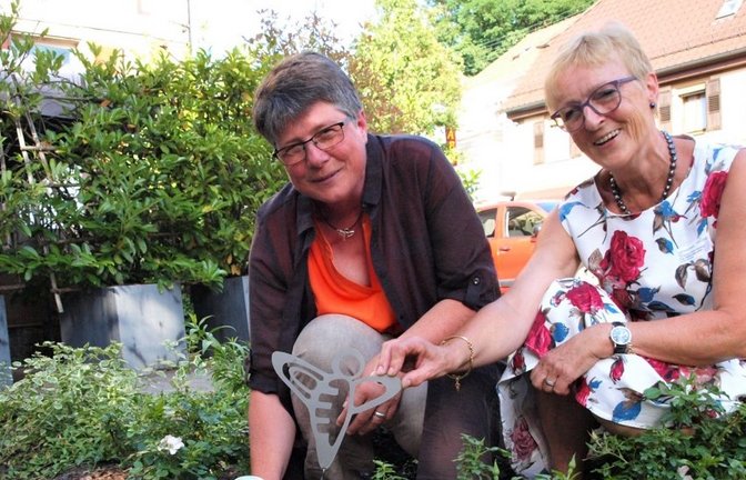 Christine Böhmerle und Marie-Luise Linckh (re.) setzen ein Namensschild und Bienensymbol in das Beet mit den zwölf Landfrauen-Rosen, die erst im vergangenen Herbst gepflanzt wurden und noch kräftig wachsen sollen. <span class='image-autor'>Foto: Filitz</span>