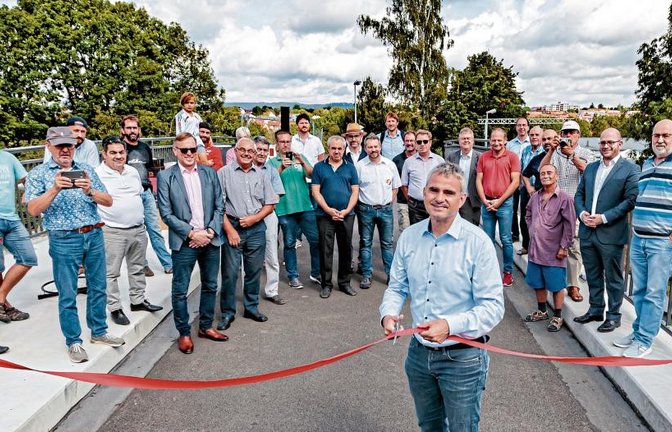 Bürgermeister Holger Albrich weihte die Brücke ein. Ab sofort können wieder Autos in die Steingrube fahren.  Foto: Pangerl