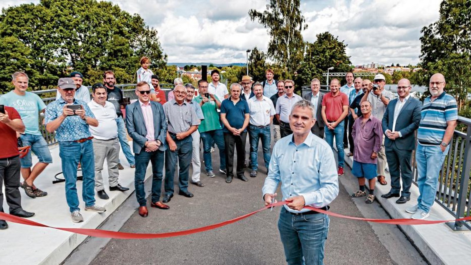 Bürgermeister Holger Albrich weihte die Brücke ein. Ab sofort können wieder Autos in die Steingrube fahren.  Foto: Pangerl