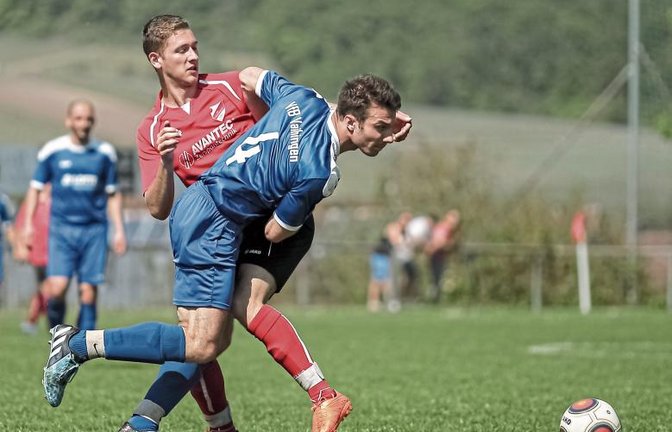 In der Rückrunde der vergangenen Saison waren Ron Räpple (vorne) und Sascha Berger (hinten) Teamkameraden beim SV Horrheim. Heute Abend stehen sie sich wieder als Gegner gegenüber. Räpple wechselte zurück zum VfB Vaihingen. Foto: Archiv/Simecek